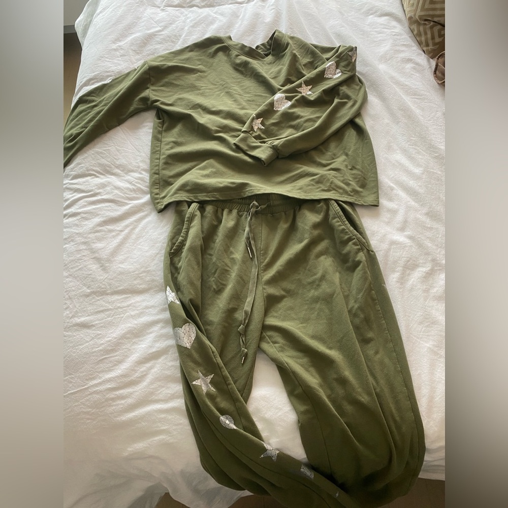 Adorable green sweatsuit set